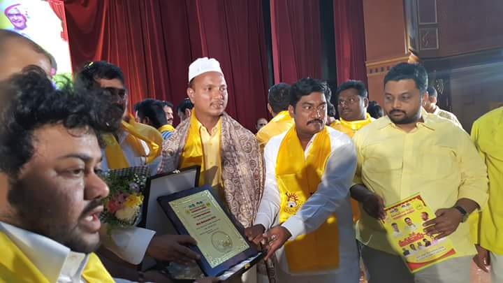 RahamathullaTd1's tweet photo. కడప నగరం లోని 37 డివిజన్ టీడీపీ కార్పొరేటర్ ప్రముఖ పారిశ్రామికవేత్త శ్రీ జాకీరుద్దీన్ గారు కువైట్ వచ్చినపుడు వారి��ి ఘనంగా సన్మానిస్తున్న మీ రహమతుల్లా షేక్ https://t.co/Xskvs3aibC