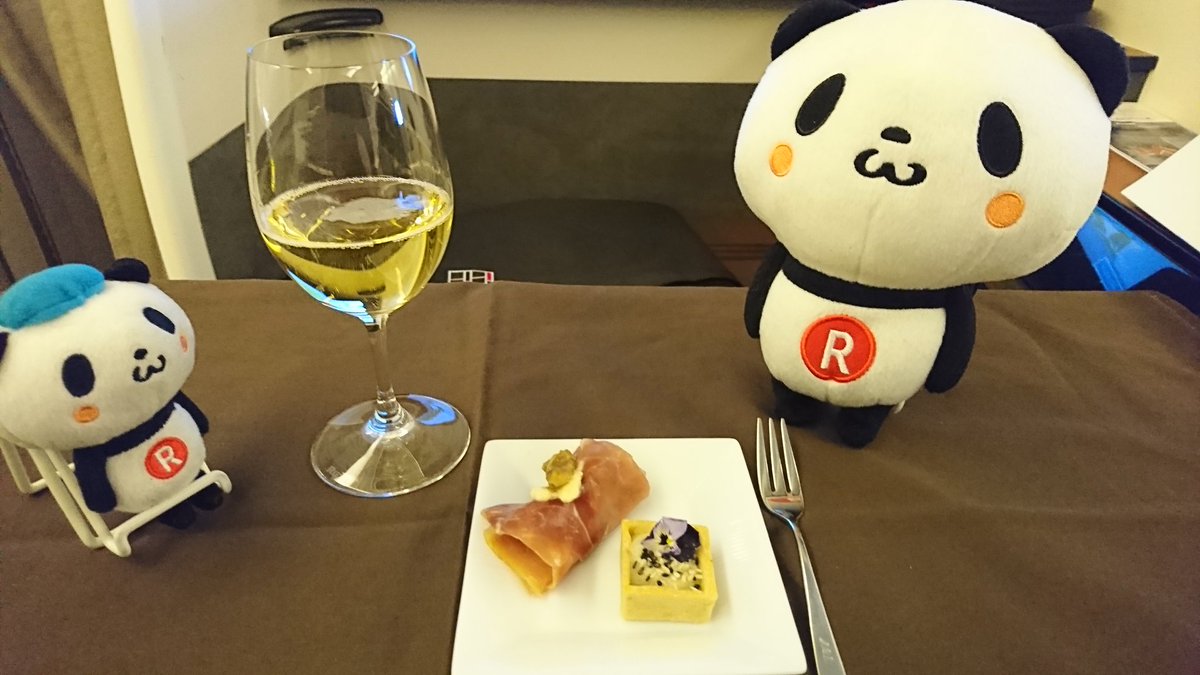 yamato_mikan's tweet photo. 搭乗しました
さっそく食前酒やらなにやら
いろいろと出てきます
おいしいよ
おいしいんだけど、
もうお腹いっぱい。。。
#お買いものパンダ
#Pol_Roger
#Sir_Winston_Churchill_2006 https://t.co/jaZD6vrVnf