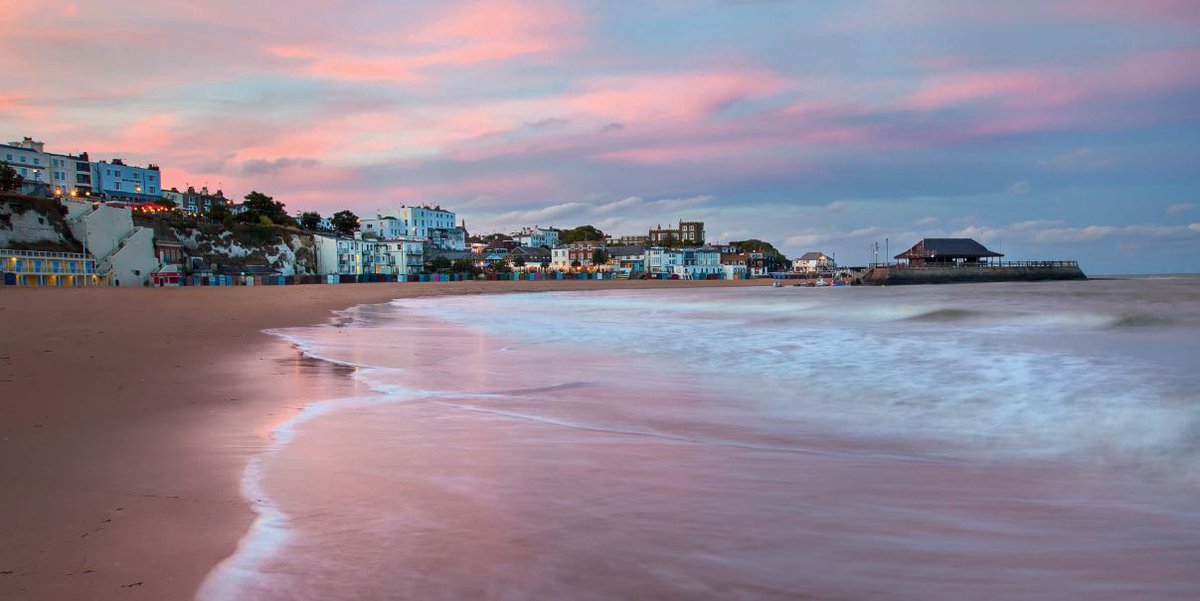 Looking for sand, sea, sunshine &amp; sunsets to die for? Head straight to the shores of Viking Bay, #Broadstairs, for your day(s) at the beach this #SummerInKent @VisitThanet bit.ly/2JDsf3n
