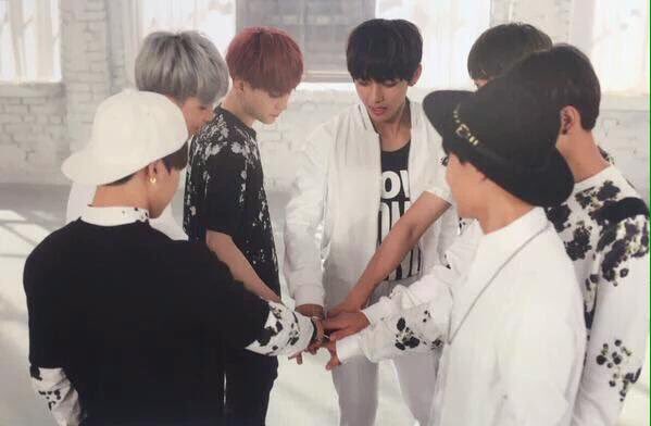 Бтс обнимаются. Джей парк и бтс. Бтс фотосессия. Бтс перед армией прически. Интерьер корейской кафе бтс.