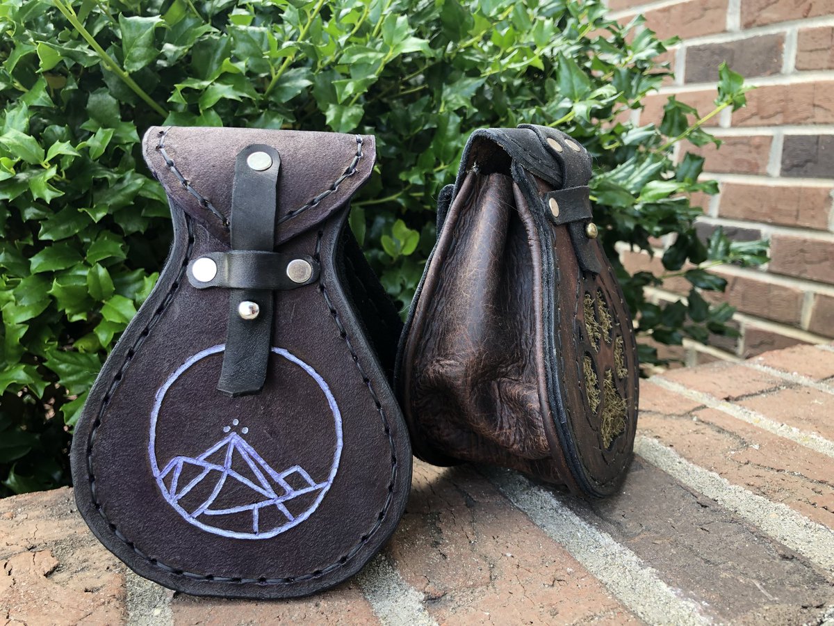 thedreamsharper's tweet photo. Two more #DnD dice bags heading off to their respective homes soon. @LauraBaileyVO the paw print one has always reminded me of Vex. Maybe I should make some #CritcalRole themed bags soon ���� https://t.co/I7ikxkVzRw