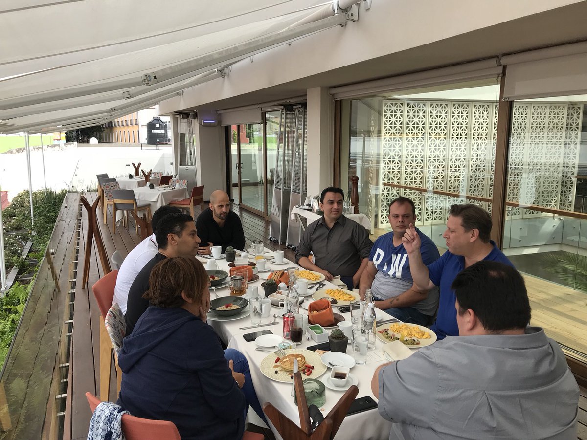 El equipo de ponentes que participarán hoy en el evento de Puebla #México desayunan mientras comparten algunos detalles de <a href="/kryptobitsexc/">KryptobitsEXC</a>