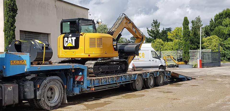 DILOCCOM1's tweet photo. #mycatmachine @BMCATFr départ d'une deuxième Caterpillar 308E2. Merci à notre client pour sa fidélité, il possède la petite soeur 301.7DCR 😁😁😁 https://t.co/1i7FSTcp0X
