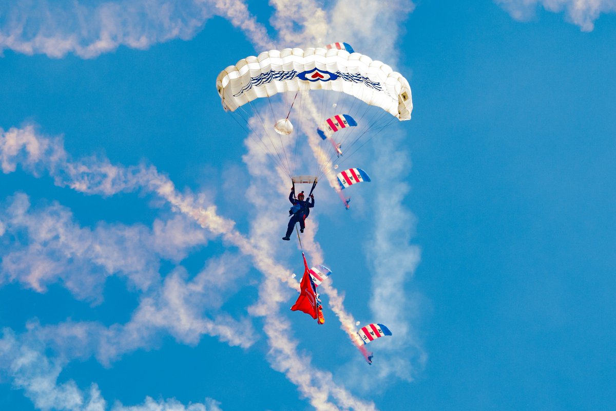 BlitzPhotos's tweet photo. What a great start to Sundays Show @RAFFalcons @RAF_Cosford @cosfordairshow #photography #500pxrtg #thephotohour #dailyphoto #blitzphotography #canonphotography #lglass #RAF100 @CanonUKandIE #airshow2018 #airshow https://t.co/fUwIQ4sksm
