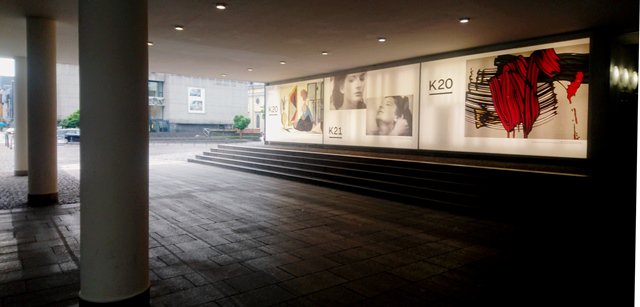 kunstsammlngnrw's tweet photo. Trüb draußen.. Wir bringen dafür unseren Eingang zum Strahlen! Heute wurden unsere Leuchtkästen am #K20 frisch bespielt. Ab sofort gibt es dort einige Highlights aus unserer #Sammlung zu sehen. #Grabbeplatz #EswerdeLicht https://t.co/AGZz8bvdaI