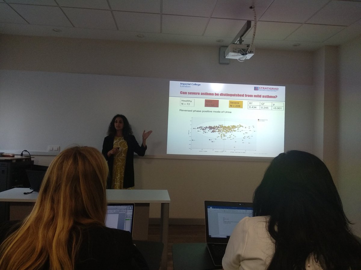 AACLifeSci's tweet photo. @CarolGlez1990 presenting her project in the workshop about #metabolomics in #STRATIGRAD @metabolomicaceu + @imperialcollege at @FarmaciaCEU @USPCEU https://t.co/6wXty0rSCL https://t.co/9Ii4DxCHIq