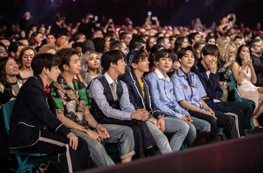 Happy anniversary uri bangtan... 🙏🙏🙏...
Gomawoo krn selalu menjadi inspirasi,  kebanggaan,  kebahagian,  dan kesayangan kami "ARMY"....
.
MARI BERJUANG BERSAMA... 
BTS KEBANGGAN ARMY
ARMY KEBANGGAN BYMTS. 💕💕💕

#5thFlowerPathWithBTS