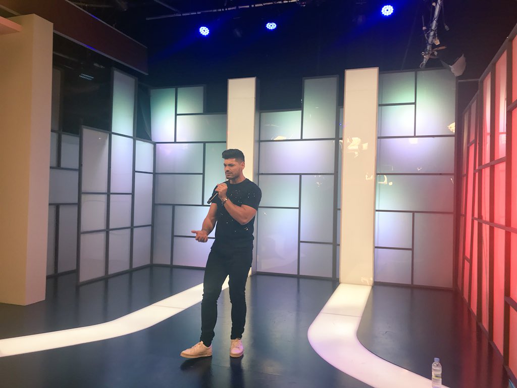 SalvaOrtega's tweet photo. Ya esta todo ensayado. No os perdáis el programa “vamos a ver” de @esRadio_CyL
Estaré cantando #MuerodeDolor y #elbesito💋 https://t.co/gWD5uLJ9EM