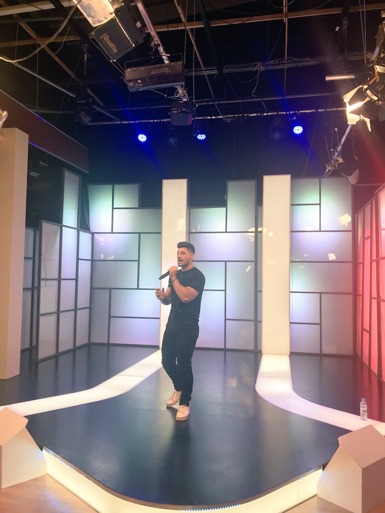 SalvaOrtega's tweet photo. Ya esta todo ensayado. No os perdáis el programa “vamos a ver” de @esRadio_CyL
Estaré cantando #MuerodeDolor y #elbesito💋 https://t.co/gWD5uLJ9EM