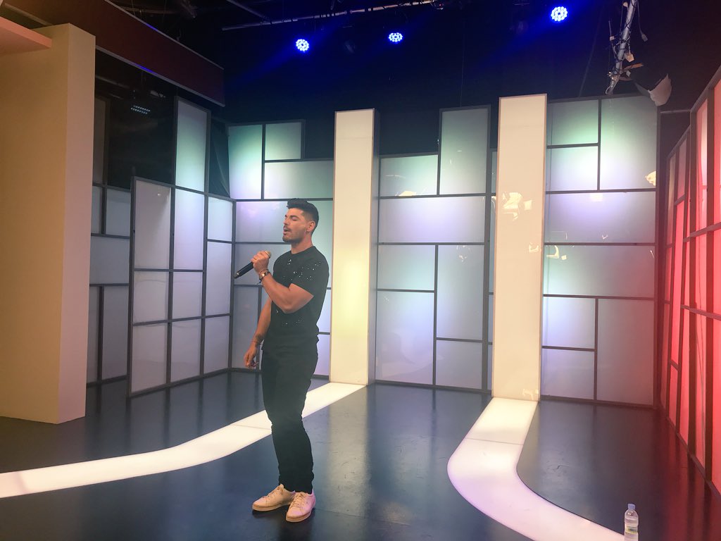 SalvaOrtega's tweet photo. Ya esta todo ensayado. No os perdáis el programa “vamos a ver” de @esRadio_CyL
Estaré cantando #MuerodeDolor y #elbesito💋 https://t.co/gWD5uLJ9EM