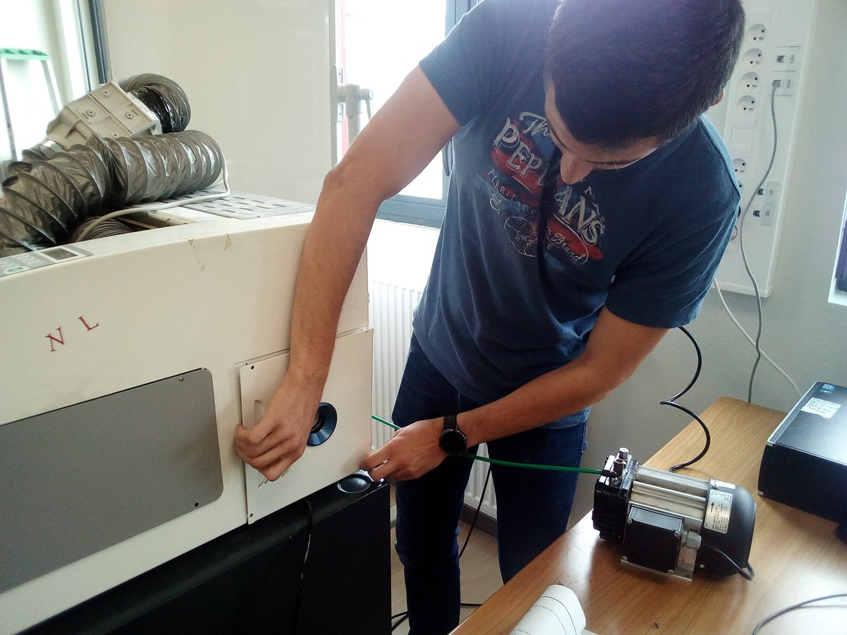 TC_formation's tweet photo. Réparation d'une découpeuse laser par un membre du @FabLab_IUTBx 

#Robots #Robotique #FabLab #MedNum #cohabit https://t.co/JKOvPIgaNf