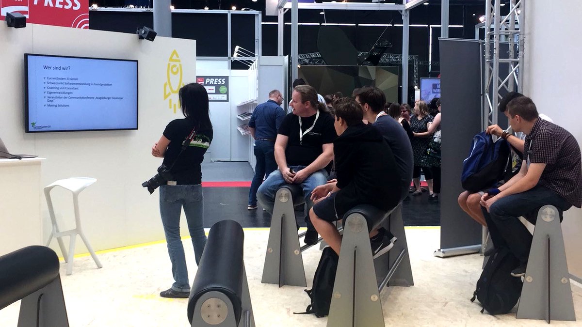 IMG_ST's tweet photo. Die IT-ler von morgen bei der CurrentSystem 23 Gmbh am #SachsenAnhalt Stand auf der @cebit. Karrieremöglichkeiten am IT-Standort Sachsen-Anhalt ist eines der 3 Themen, über die die Landespräsentation und ihre Partner informieren.
#digitalST #lsa #moderndenken #DigitaleAgendaLSA https://t.co/2cNgQIhqYA