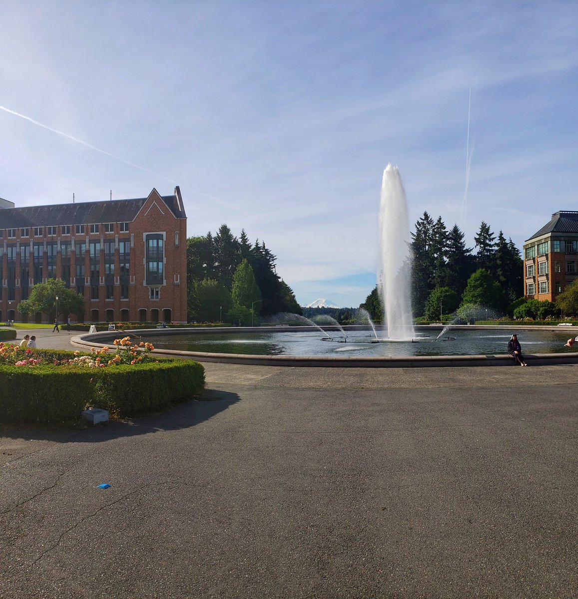 uwnews's tweet photo. Any #UWgrad18 need a photo-op redo? Today might be the perfect opportunity. #themountainisout #thefountainison https://t.co/L8yba4R6v2