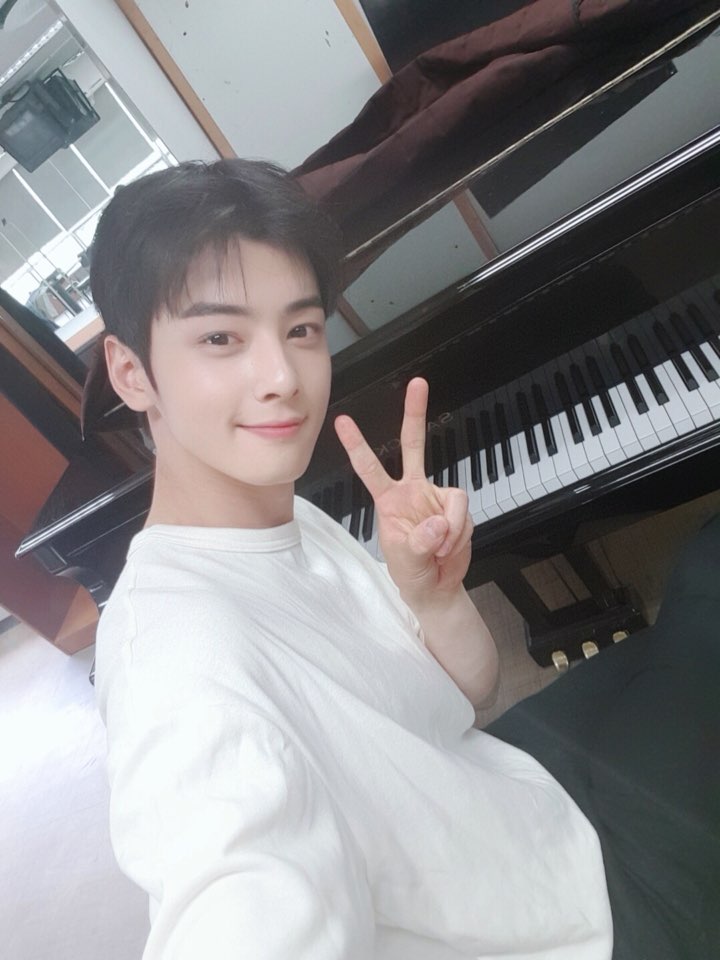 wemesbf's tweet photo. why he looking like a damn standee in front of a piano,, https://t.co/lLWDTjGTNp