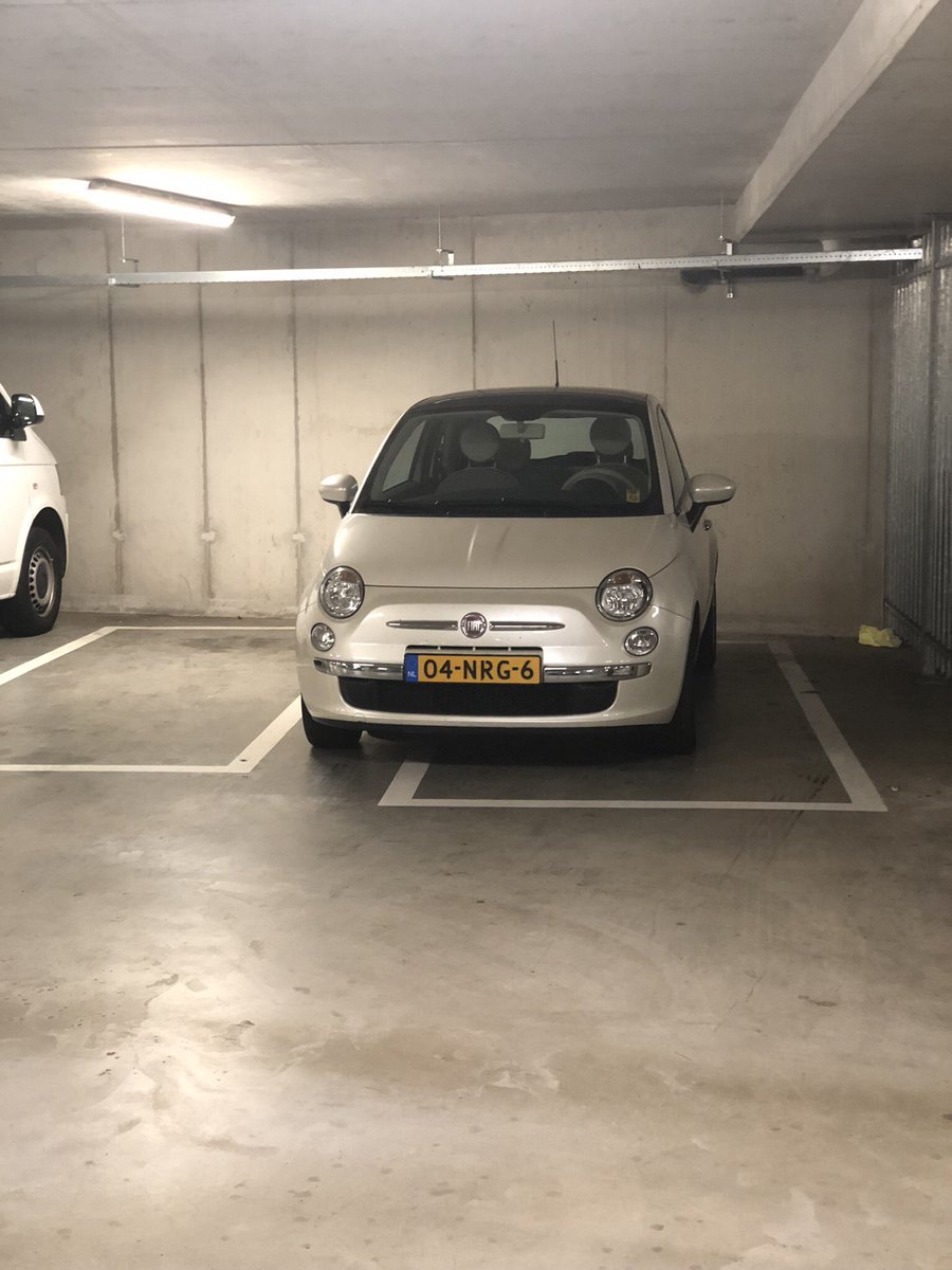 Je hebt bestuurders die niet kunnen parkeren en je hebt hebt er die niet normaal willen parkeren. Dit is zo’n bestuurder. Twee willekeurige dagen in #hoogambacht #hendrikidoambacht #aso