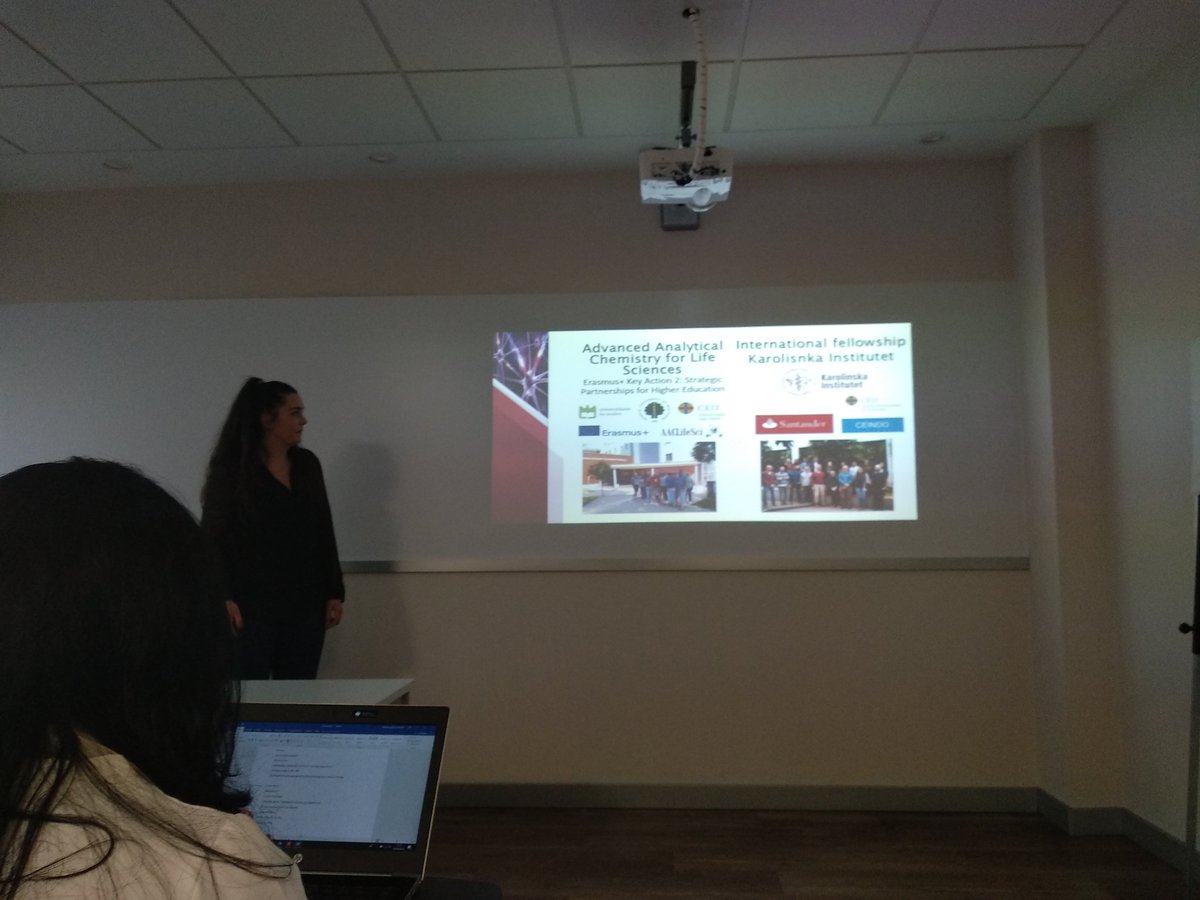 AACLifeSci's tweet photo. @CarolGlez1990 presenting her project in the workshop about #metabolomics in #STRATIGRAD @metabolomicaceu + @imperialcollege at @FarmaciaCEU @USPCEU https://t.co/6wXty0rSCL https://t.co/9Ii4DxCHIq