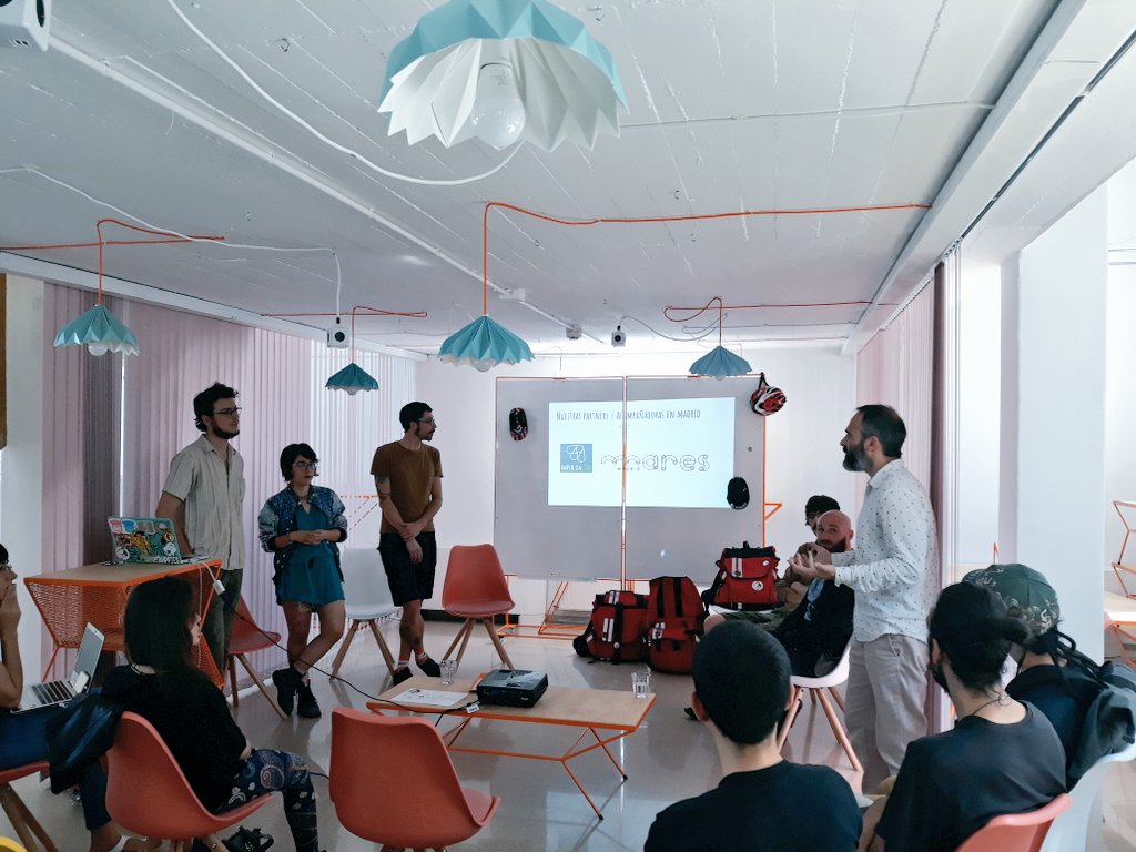 El #MarEsMovilidad presenta uno de sus primeros logros: la constitución de La Pájara Ciclomensajería, que trabajará con <a href="/coopcycle/">coopcycle</a> para repartir comida en #bici por #Madrid con código abierto, a través de la #EconomíaSocialSolidaria 🚲 y el apoyo de <a href="/impulsa_coop/">ImpulsaCoop</a> ¡Enhorabuena! 🎉