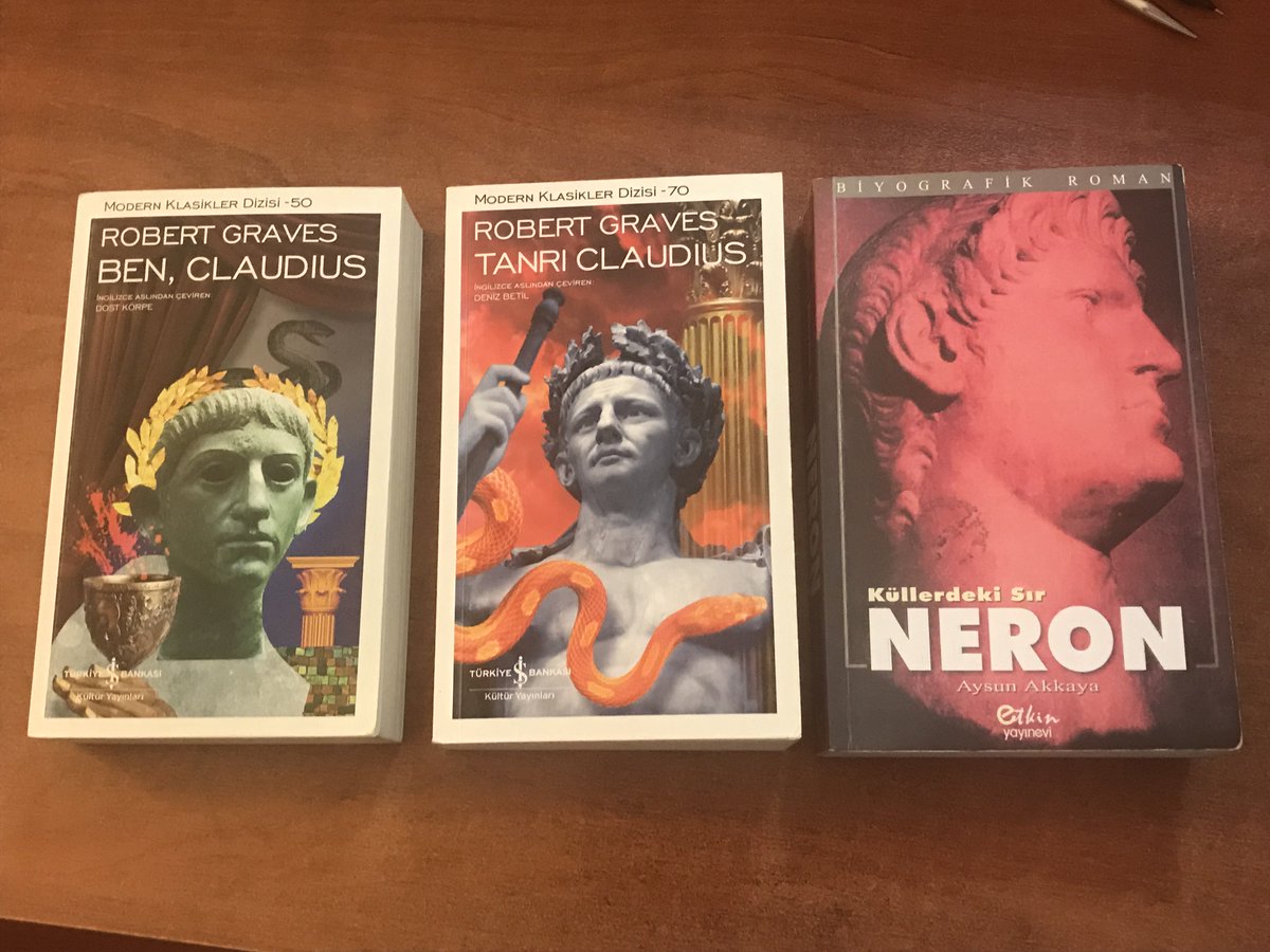 Octavius, Tiberius, Galigula, Claudius ve Neron dönemlerini anlatan ve sırayla okunması gereken üç müthiş kitap. Roma'da politika, taht oyunları, cinayetler, katliamlar, intiharlar ve dahalarını görmek için. Hayret içinde kalacağınız garanti...Size her yönden ışık tutacağı kesin