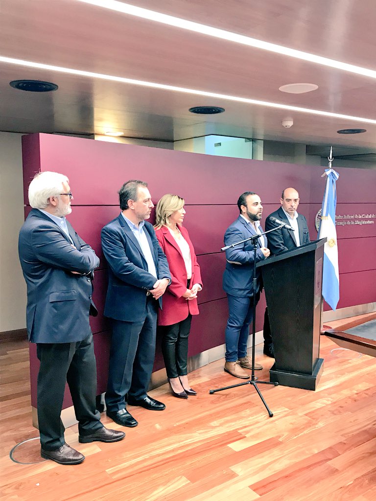 editorialjus's tweet photo. 🙌 ¡Gracias al Departamento de Prensa del @consejomcaba por invitarnos a participar de la reunión por el Día del Periodista! 📷🎙🎥📝 https://t.co/hwfdOMBvym