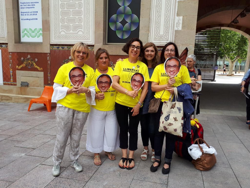 adic_arc's tweet photo. Aquesta tarda les #ADICs ens hem reunit al #CCCB per reivindicar la llibertat de preses i presos polítics i el retorn de les exiliades fent-nos fotos amb les seves cares davant l'obra «Presos polítics a l’Espanya contemporània» de Santiago Sierra. #PresosPolíticos #gencatenlluita https://t.co/OeC9y3flCm