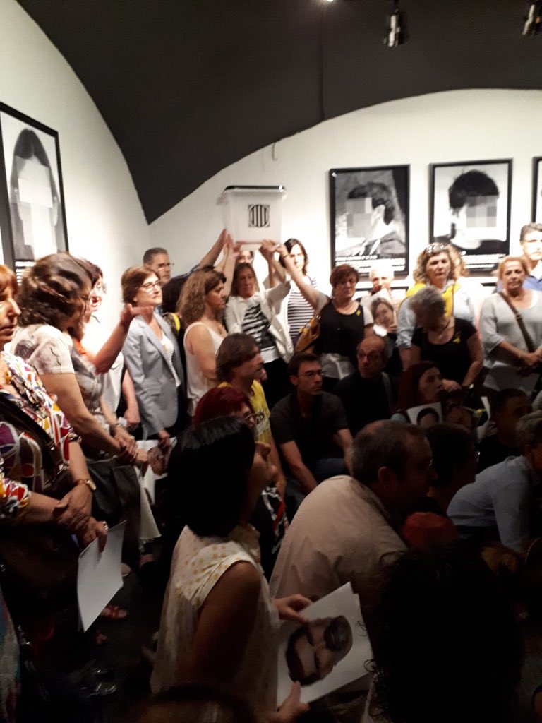 adic_arc's tweet photo. Aquesta tarda les #ADICs ens hem reunit al #CCCB per reivindicar la llibertat de preses i presos polítics i el retorn de les exiliades fent-nos fotos amb les seves cares davant l'obra «Presos polítics a l’Espanya contemporània» de Santiago Sierra. #PresosPolíticos #gencatenlluita https://t.co/OeC9y3flCm