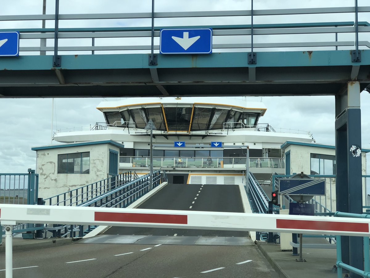 Ivm technische storing vertrekt de boot nu pas. Jammer als je net aan de verkeerde kant van de slagboom staat. Nooit te laat voor de boot; alleen erg op tijd voor de volgende! #Texel #Teso #optimisme