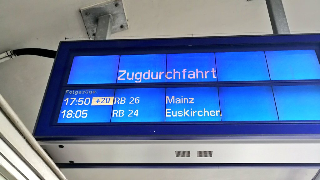 lucagallo's tweet photo. @DB_Bahn Kleine Frage: Wie kann es sein, das eine Verspätung schon bekannt ist, aber nicht auf allen Kanälen gleich kommuniziert wird? 😩 https://t.co/p09977j8hR