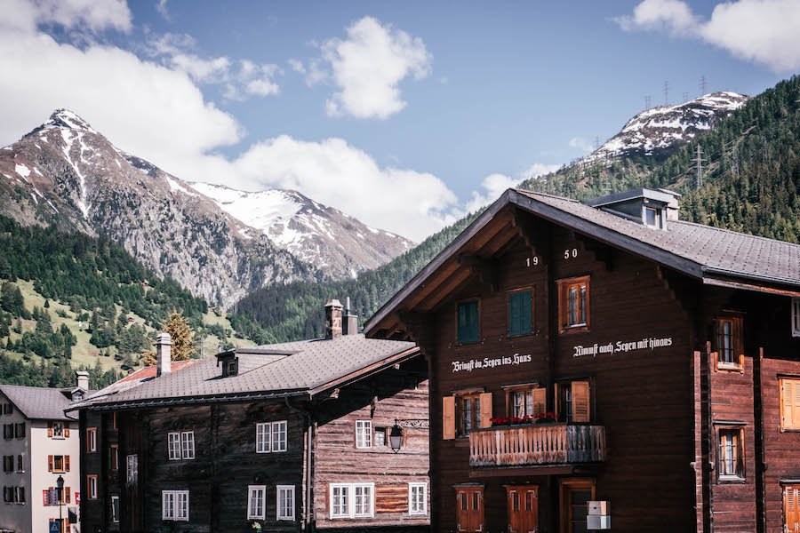 globusliebe's tweet photo. Wir sind verliebt in die zuckersüßen Dörfer im Obergoms im Kanton @valaiswallis, auch wenn wir uns bei der Schnitzeljagd ziemlich dämlich angestellt haben! #bloggerbikechallenge https://t.co/88EOJ7SQBx