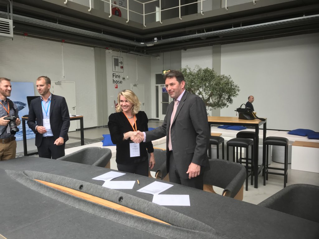 Peu après la feuille de route #EconomieCirculaire, la 🇫🇷 et ses bonnes pratiques présentes à #HCEW2018 <a href="/BoyerNathalie3/">Boyer Nathalie</a> d’<a href="/AssoOree/">OREE</a> @EiffageConstruc <a href="/circolab_eu/">circolab.eu</a> <a href="/citeofrance/">Citeo</a> @Loreal <a href="/hautsdeseinefr/">Département des Hauts-de-Seine</a> <a href="/VilledeMeudon/">Ville de Meudon</a> <a href="/Scx_Flo/">Florence Presson 🐞🌳🐝♻️🌍</a> #EntronsDansLaBoucle <a href="/CircularHotspot/">HollandCircularHotspot</a> #Cooperation