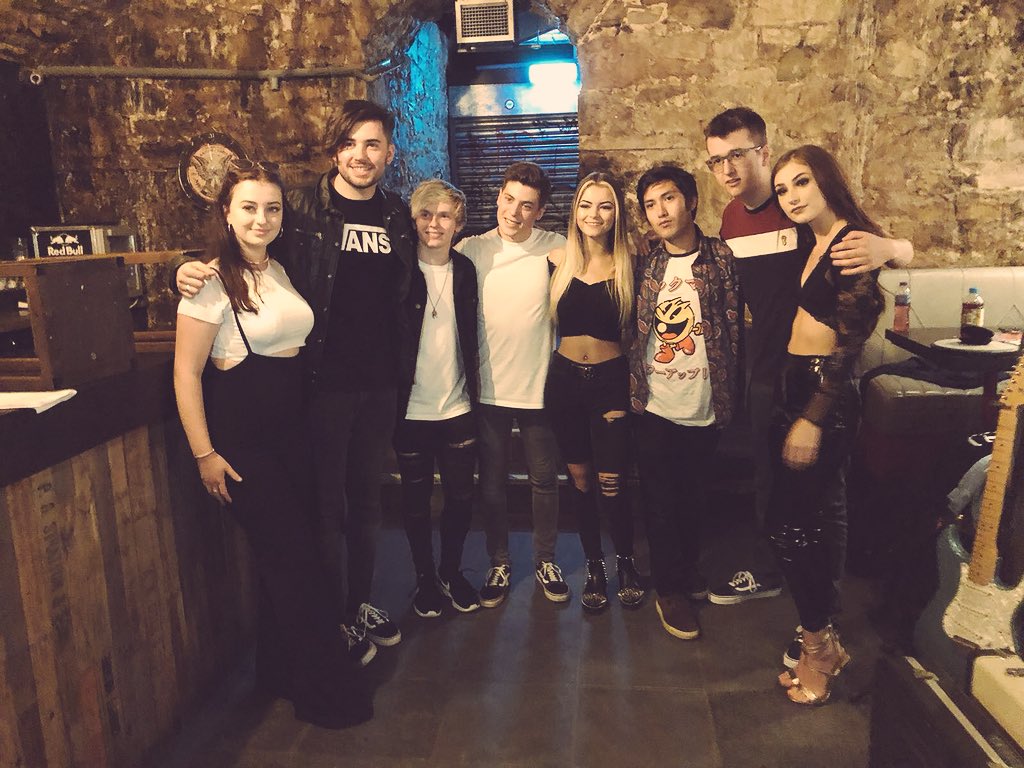 GalaxyThiefBand's tweet photo. Wicked seeing @GSideOFFICIAL on Saturday!🤙🏼although we aren’t looking into the right camera we make a good super group😏 https://t.co/wglJefTAmU