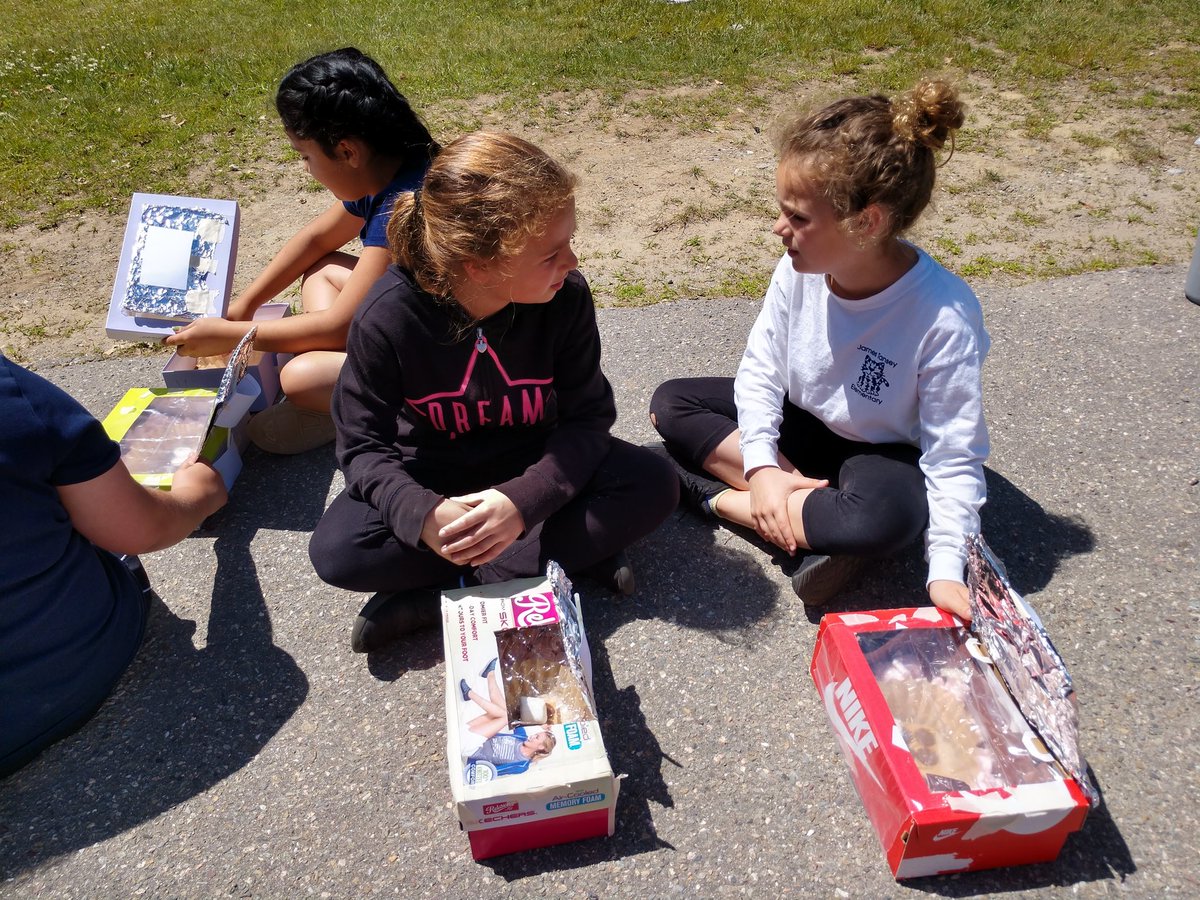 AngelaStankiew1's tweet photo. A little bit of wind didn't stop 4 Yellow from enjoying s'mores they cooked in their solar ovens. Yum! Yum! @Frps_Tansey @frpsinfo @msminahan112 #tanseycares #tanseytigers #eie https://t.co/LKjKqxewe7