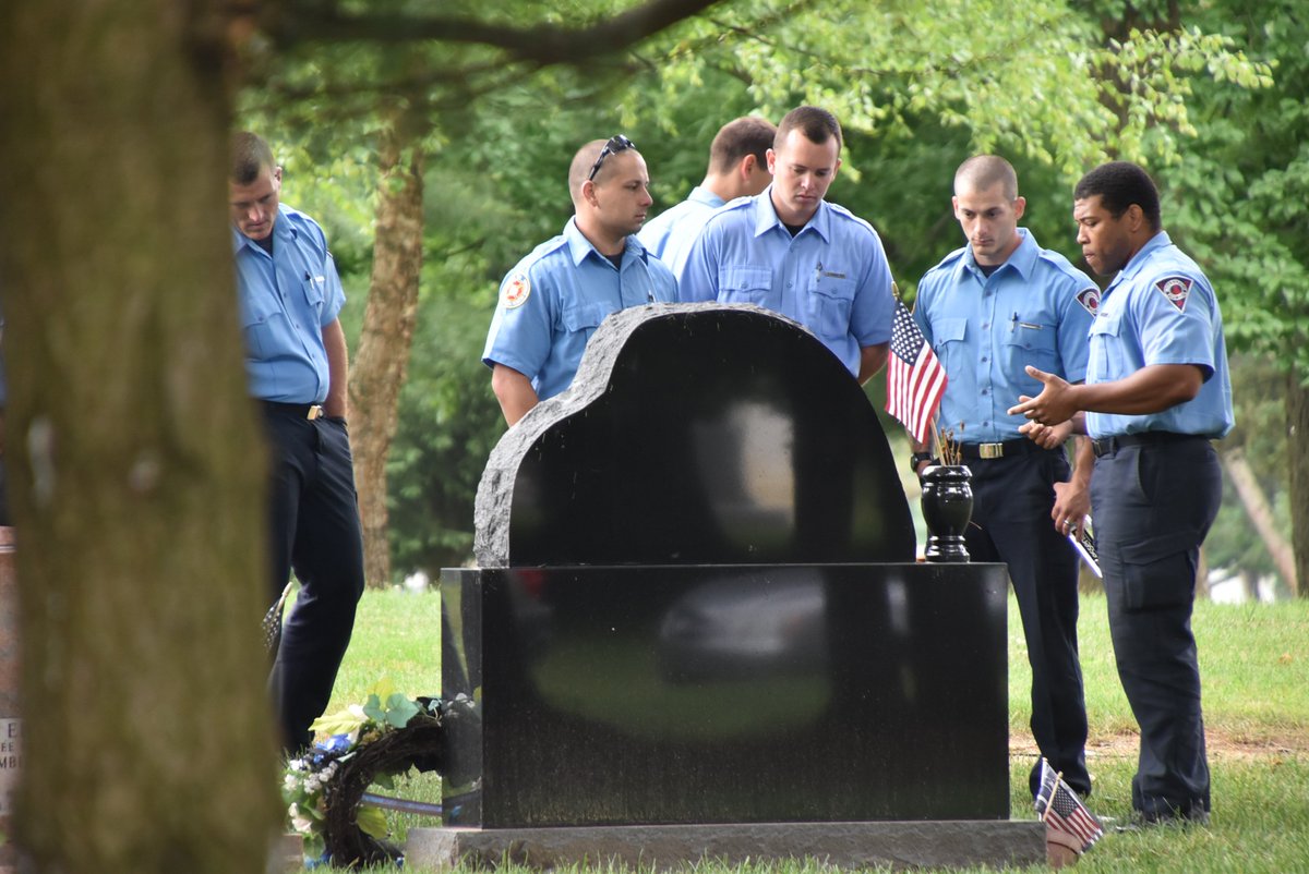 IFD_NEWS's tweet photo. Members of #IFD Recruit Class 83 spent the morning @crownhillcem learning firsthand about History, Leadership, Public Service and the Ultimate Sacrifice.  #EachOthersKeeper  🚒🚔🚑 https://t.co/1RZLyEvHRy