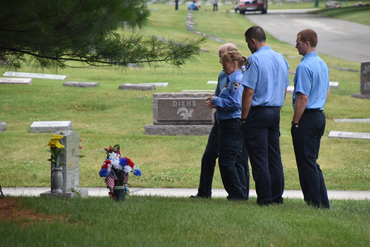 IFD_NEWS's tweet photo. Members of #IFD Recruit Class 83 spent the morning @crownhillcem learning firsthand about History, Leadership, Public Service and the Ultimate Sacrifice.  #EachOthersKeeper  🚒🚔🚑 https://t.co/1RZLyEvHRy