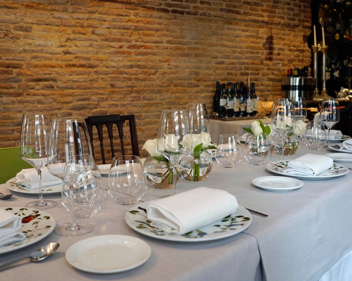 Un ambiente acogedor, elegante y tranquilo, esto es lo que se respira al entrar gracias a detalles como la luz suave y nuestras paredes de piedra.