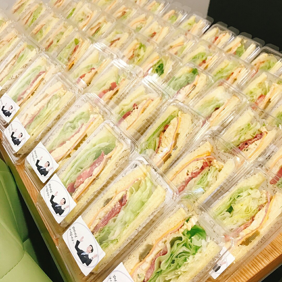 merl161's tweet image. Goo Hara send coffee truck by #codecafe in #whysecretarykim #WhatsWrongWithSecretaryKim filming location today [12▪06▪18] to support #ParkMinYoung Onni and #ParkSeoJoon Oppa 😍😍😍
You&apos;re such a sweet girl #koohara 🌸🌷🌻🌹🌼
#ParkParkCouple #namooactors #tvN #BUSTED #parkpark