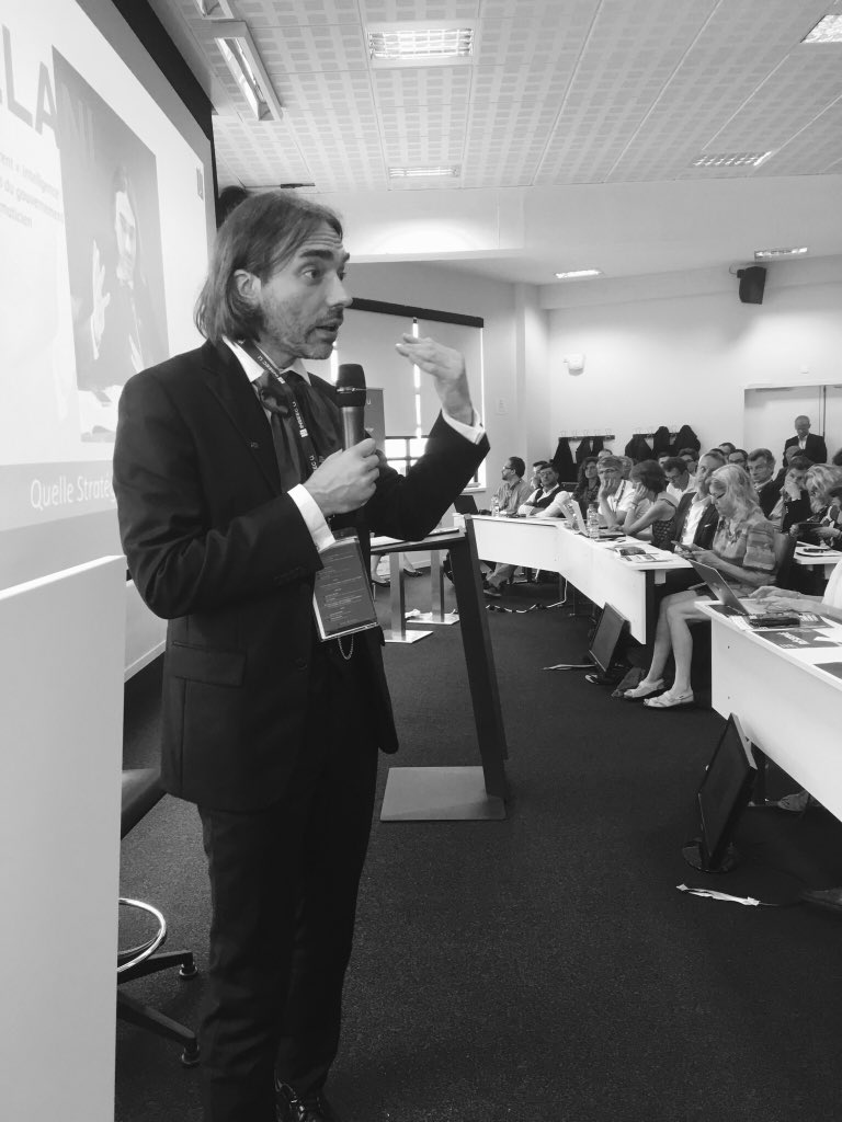 charlesdeJandin's tweet photo. Il y a 16 ans je rentrai à @inseec_bs, à l'époque pas de matière autour du digital. Aujourd'hui, elle agite les reflexions sur L'#iA  avec des intervenants prestigieux! La transformation digitale passe par l'éducation. 
 @jcheudin @StephaneMallard @LudoLouis #INSEECAI2018 https://t.co/28slCDoW1D