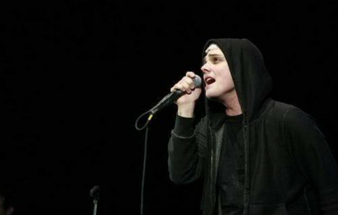 dead_parade's tweet photo. Capture the beauty of this human who ever took this picture lmao. It's so beautiful💞 @gerardway https://t.co/dciqpaB0uj