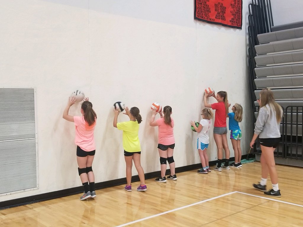 BAGOVBALL's tweet photo. 3rd - 6th grade this morning! 7th and 8th grade later this afternoon #trainyoung https://t.co/QzrLKa8Rw3