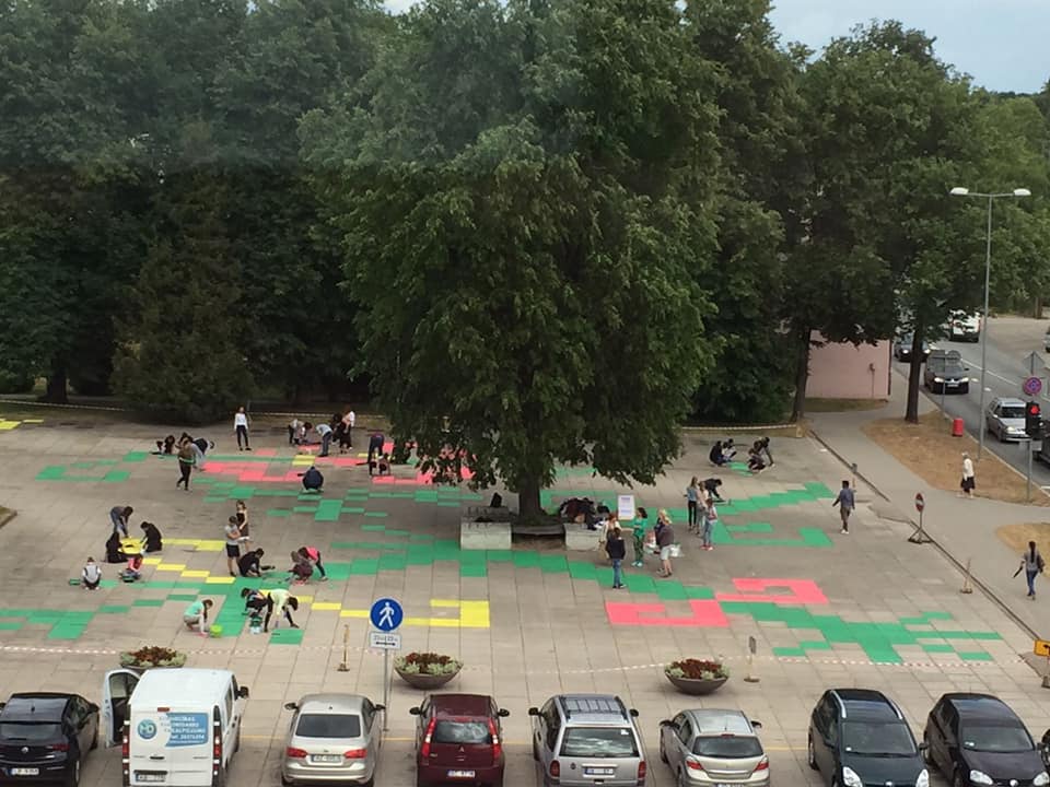 miks_eu's tweet photo. Šodien kopā ar jauniešiem no 6 Eiropas valstīm padarījām Dobeli nedaudz krāsaināku! Smaids uz sejām un laime pilnībā visiem mūsu jauniešiem! #YA4SC @ErasmusPlusLV @Jaunatne #ErasmusProject https://t.co/drruNEL0nC