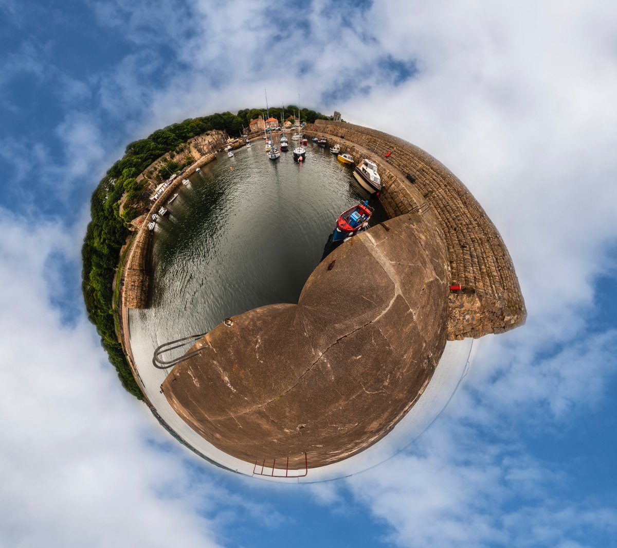 PhotoDevlin's tweet photo. A bit of fun today with a 16 stitch Pano at #Dysart #Fife #myweeworld https://t.co/iUyY1rgOwL