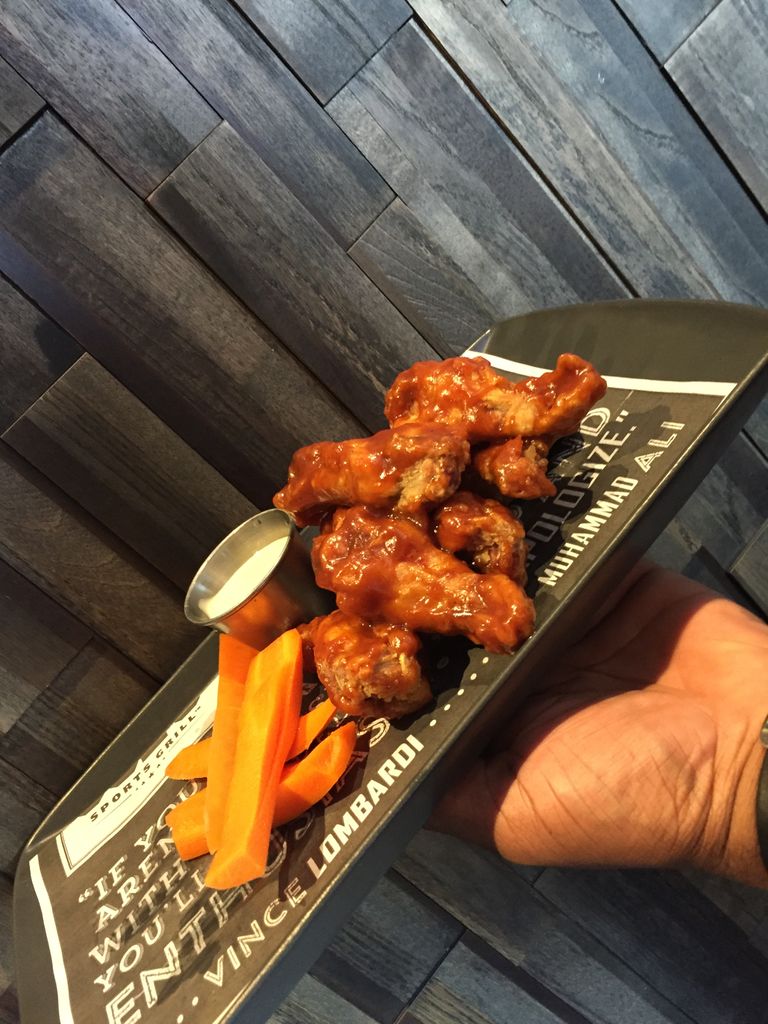 SJMilton11's tweet photo. Tonight is WING NIGHT!! $9.99 a pound!! https://t.co/152w7Z6THa