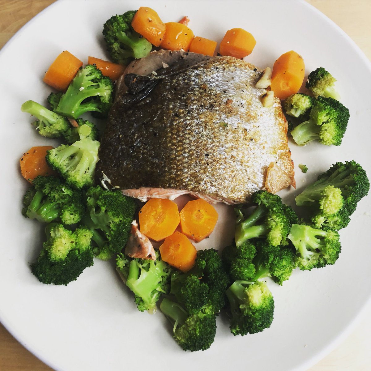 fitfasttrainers's tweet photo. #wildsalmon #broccoli #carrots #crispyskin #personaltrainerlondon #healthyeating #fitnesslondon #nutrition #eatwell #Islington #centrallondon #fitfasttrainers https://t.co/CuQwDaRaKh