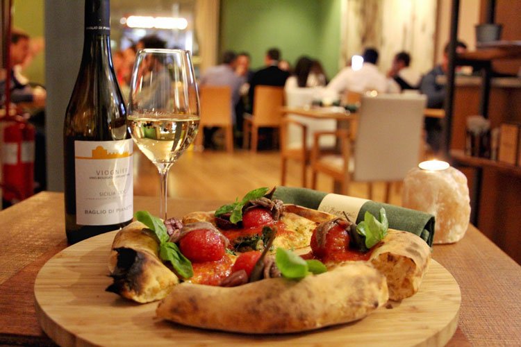 ItaliaaTavola's tweet photo. #Bioesseri , una #serata con #MolinoQuaglia #Pizze siciliane dall'impasto #PetraEvolutiva #pizzaiolo #farina #pizzaiolo @MolinoQuaglia @Bioesseri_Pa #IaT https://t.co/UjlvunoH4v https://t.co/3QY4zzQ4so