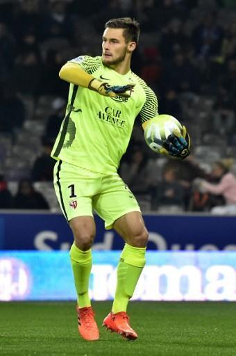 StatsFCM's tweet image. 3,97 - @Oukidjaalex a pris 1 but tous les 3,97 tirs la saison passée en Ligue 1 avec le @RCSA ce qui correspond à 1 but toutes les 48,6 minutes. A titre de comparaison :
- Kawashima : 1 but tous les 4,19 tirs / 40,8 mins
- Didillon : 1 but tous les 5 tirs / 50,6 mins
Transferts.