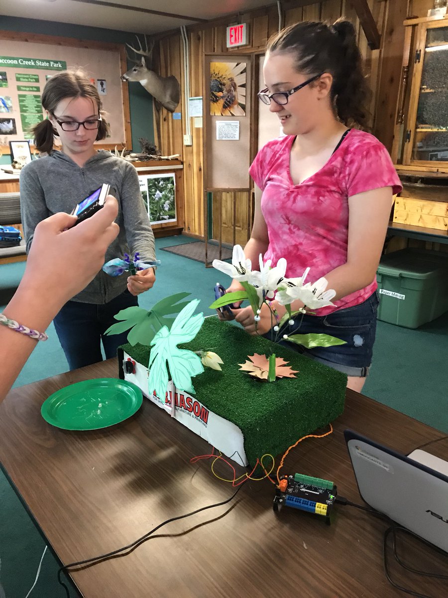BrandiShort13's tweet photo. Robotic Garden #hummingbirdrobotics #hms #raccoonstatepark https://t.co/P2KmukgHHU