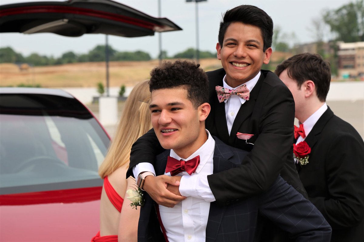 Renzo715's tweet photo. I’m 6 foot when I’m lit 🔥🌸 #Prom2k18 https://t.co/HPzGZ86Bpi