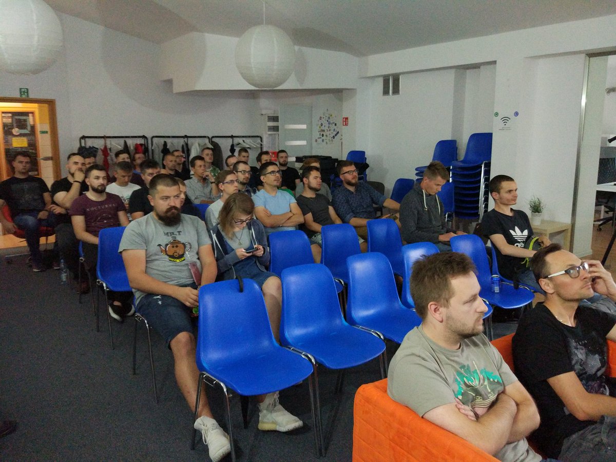 RzeszowJava's tweet image. Kolejne spotkanie już w toku!
@PhendzelDev na scenie opowiada o #java9 i #java10
#RJUG #RzeszowJava #java