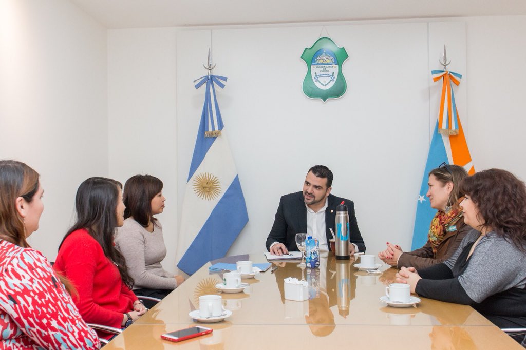 WalterVuotoTDF's tweet photo. Firmamos dos convenios con la Secretaría Nacional de Niñez, Adolescencia y Familia para implementar capacitaciones en personas que trabajen con Adultos Mayores. Este es un paso más para mejorar su calidad de vida desde un abordaje comunitario #UshuaiaMásLinda #UshuaiaMasInclusiva https://t.co/iNxjjVsJED
