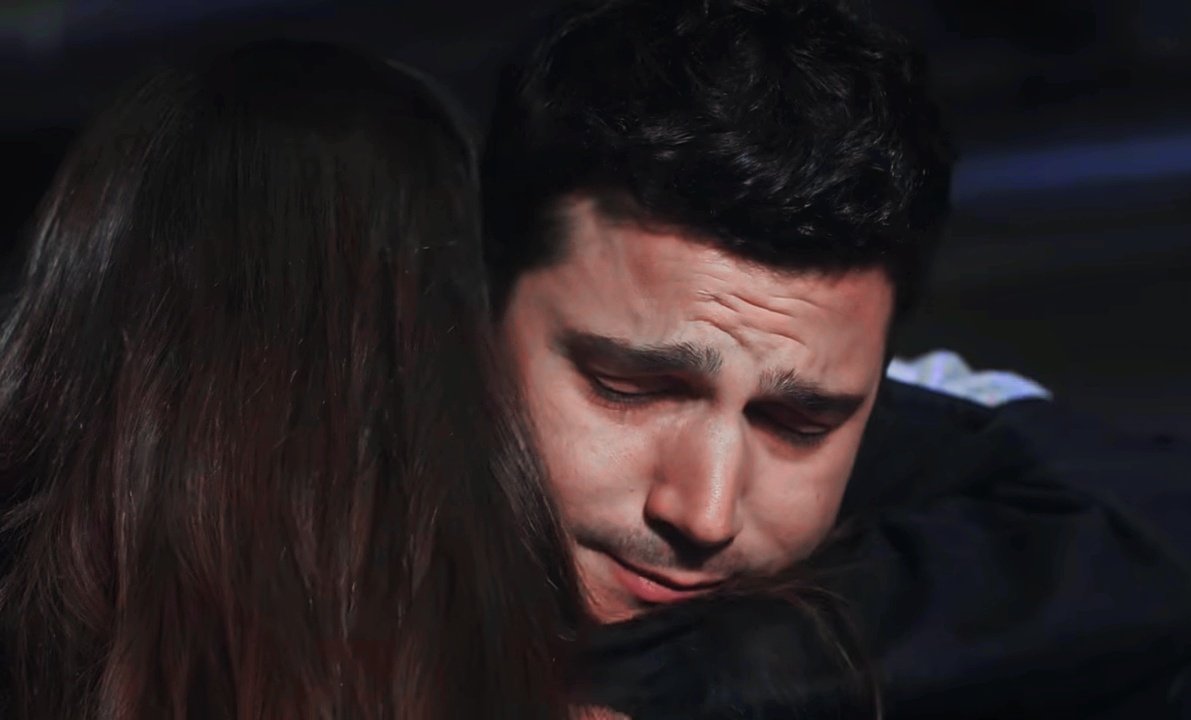 Çünkü seni çok seviyorum

Her fırsatta aşkını haykıran bir Fethi onu kollarının arasına alıp sıkı sıkı sarılıp sakinleştiren Eylem 

UmudunLisanı EyFet