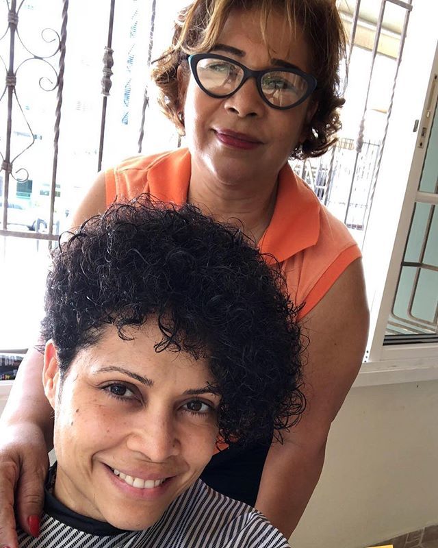 elainefelizd's tweet photo. Por si me ven en la calle y no me conocen. Volví a mi color natural porque quiero ver mis canas, estoy feliz porque ya tengo 2 🎉😆Les presento a Nely, una profesional del cabello y lo mejor es que viene a mi casa porque sabe que odio el salón. #Hackie… https://t.co/7290cloolq https://t.co/5h4A0TFgMP